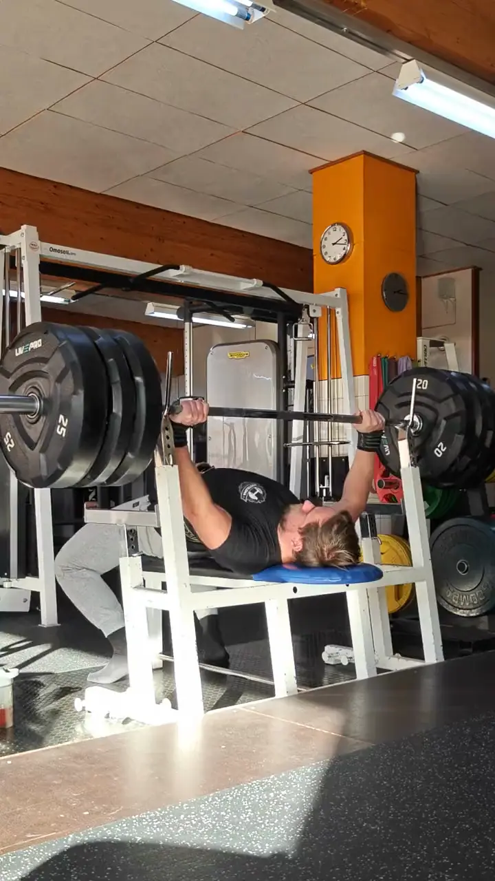 Joonas training: a heavy bench press, the bar locked out and lowered to the chest