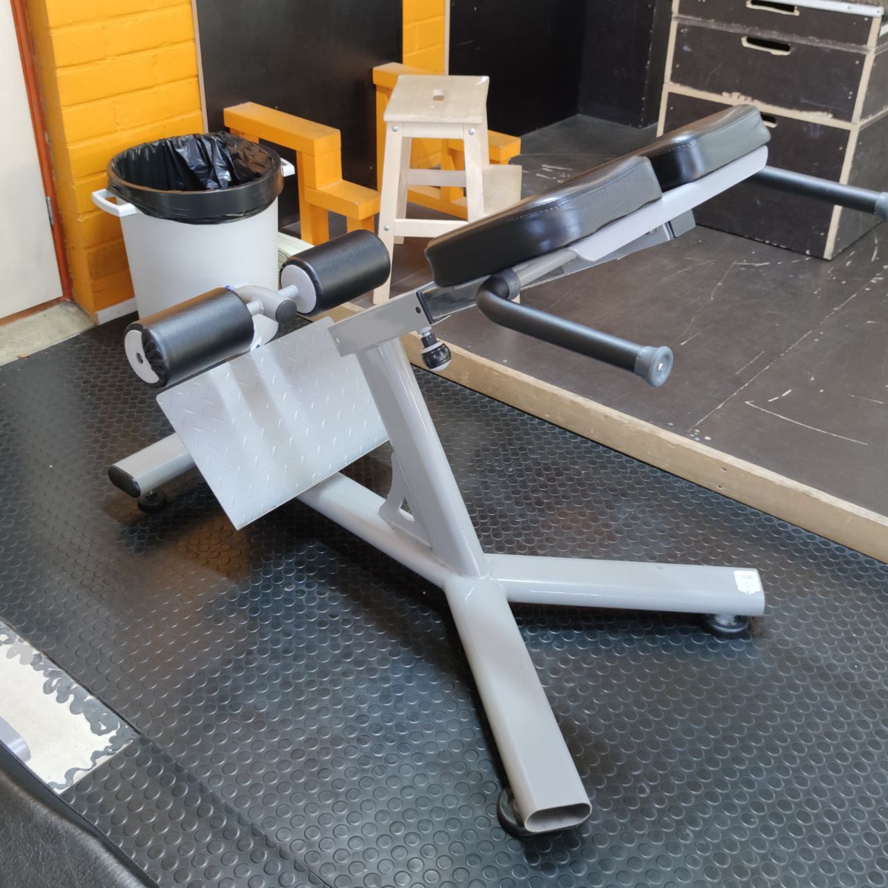 Back extension bench (hyperextension) at Nostelema