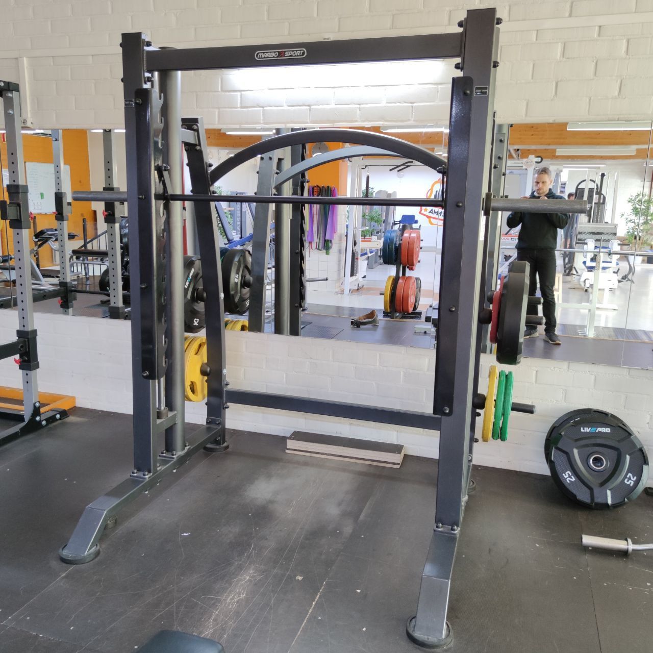 Smith machine, a guided barbell, at Nostelema