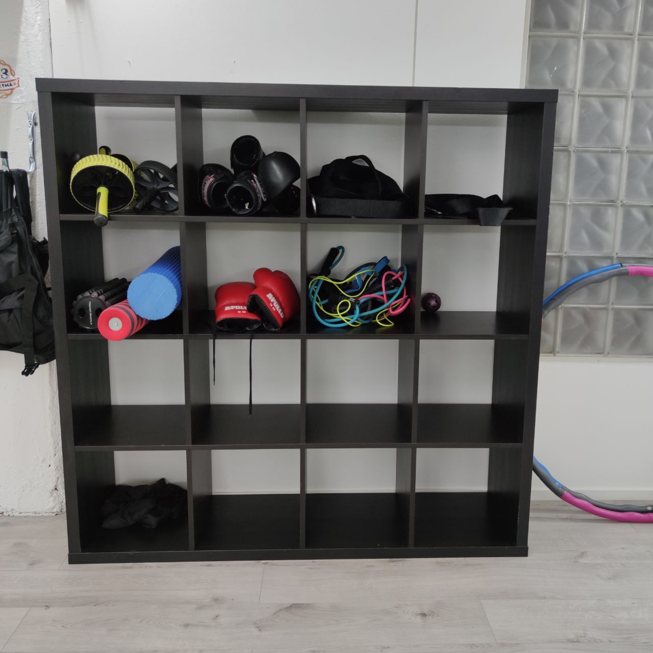 Functional training equipment at Nostelema: boxing gloves, resistance bands, an ab wheel and an exercise hoop