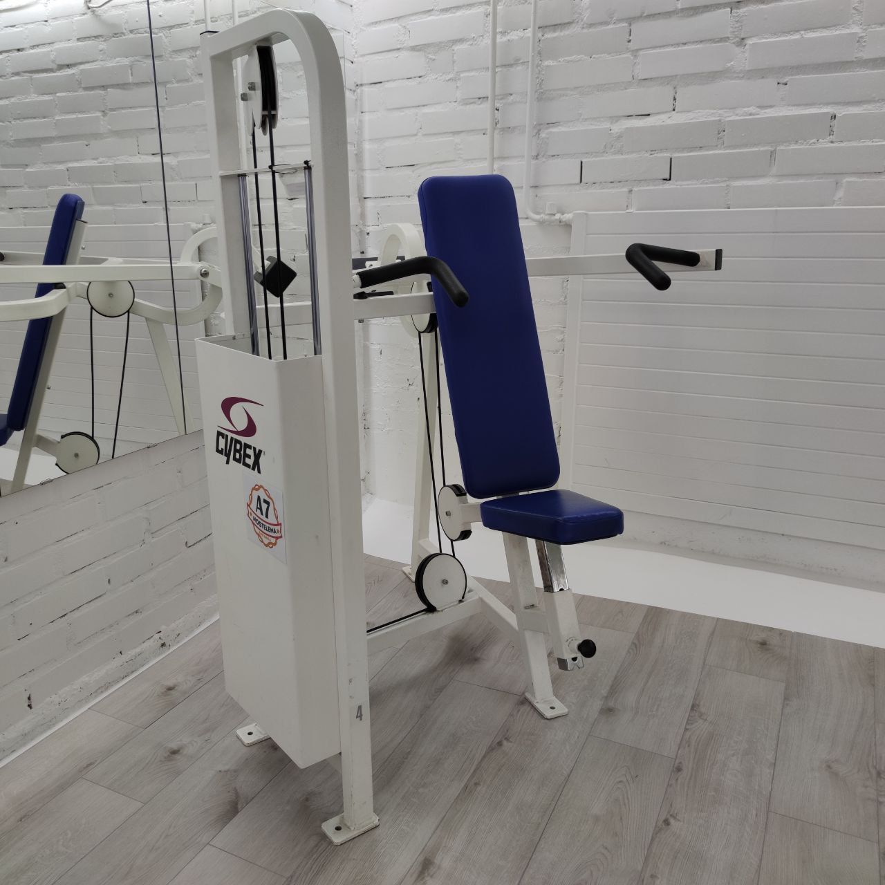 Cybex shoulder press machine at Nostelema