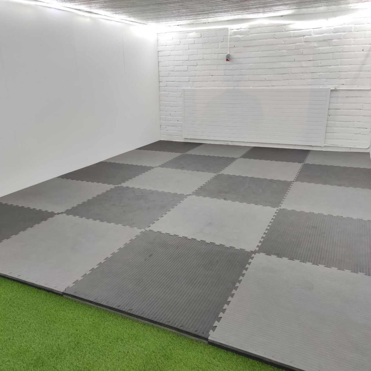 Matted exercise and stretching area at Nostelema