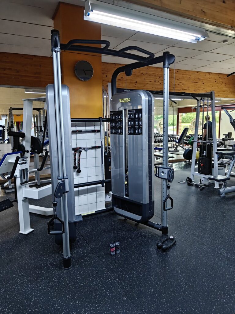 Technogymin säädettävä kaksoistalja ja leuanvetotanko Nostelemassa