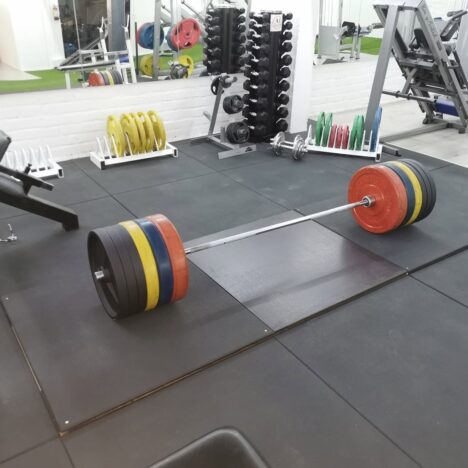 Maastavetopaikka ja värikkäät bumper-levyt Nosteleman vapaapainoalueella