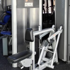 Life Fitness -soutu- ja takaolkapäälaite Nostelemassa