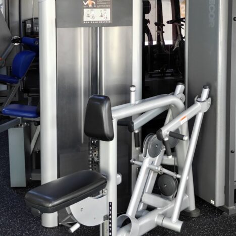 Life Fitness -soutu- ja takaolkapäälaite Nostelemassa