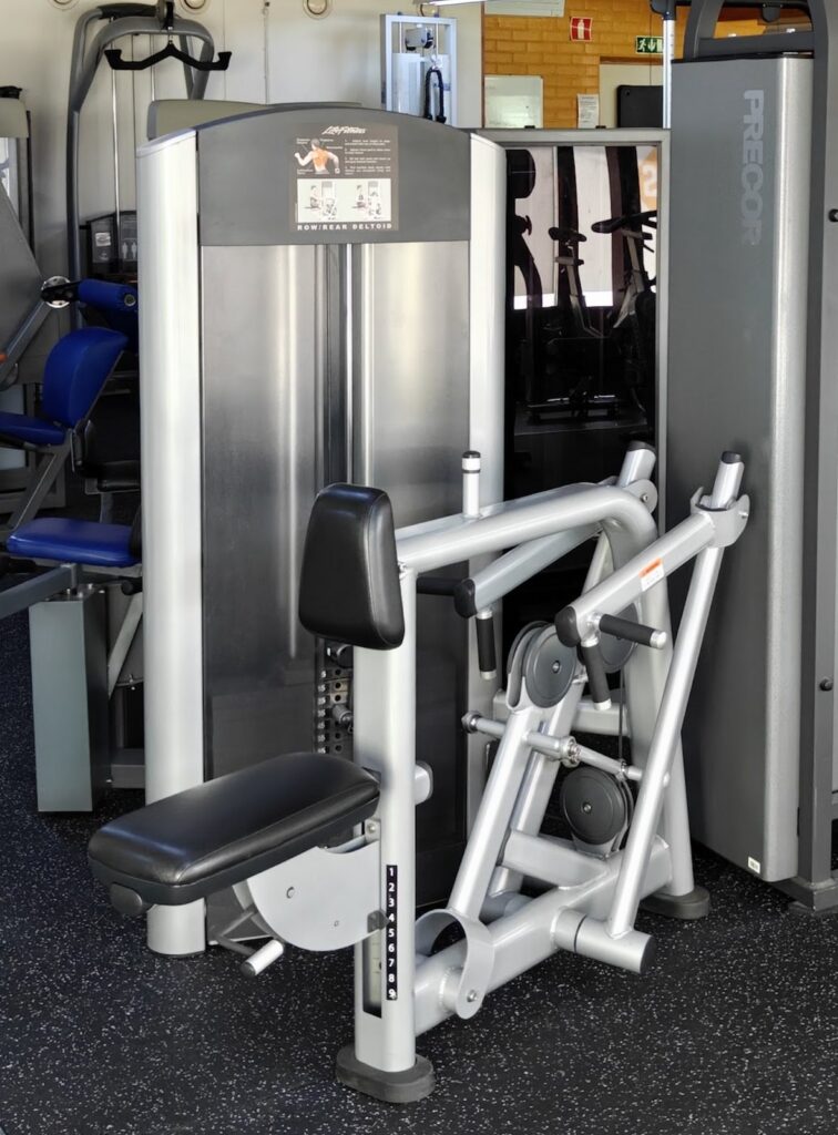 Life Fitness -soutu- ja takaolkapäälaite Nostelemassa